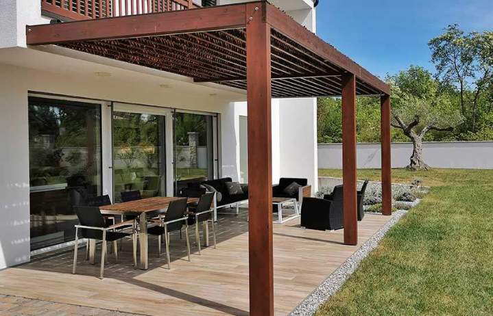Quels types de finitions et de traitements sont appliqués sur le bois pour résister aux intempéries ? Montréal
