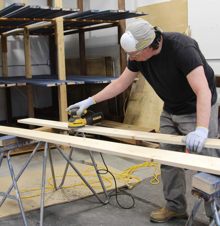Bois teint en atelier pour un résultat impeccable.